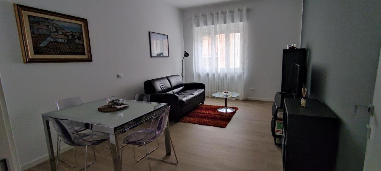 Interno Nove - Appartamento A Corsico Exterior foto